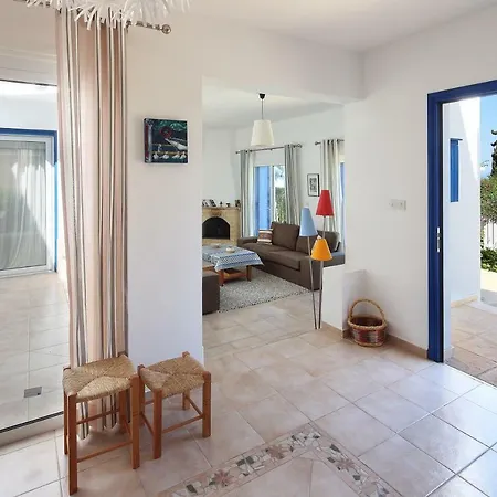 Villa Blue On White Polis