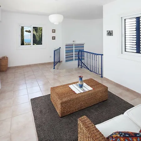 Villa Blue On White Polis
